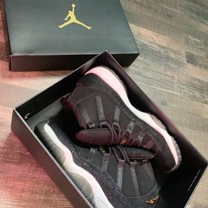 air Jordan 11 retro black and metallic gold